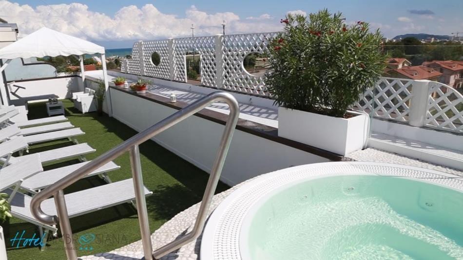 Hotel Ambrosiana Misano Adriatico Esterno foto