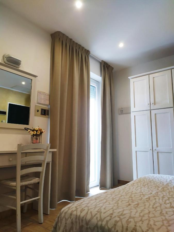 Hotel Ambrosiana Misano Adriatico Esterno foto