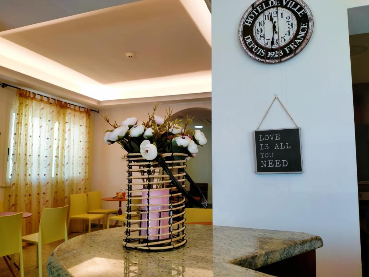Hotel Ambrosiana Misano Adriatico Esterno foto