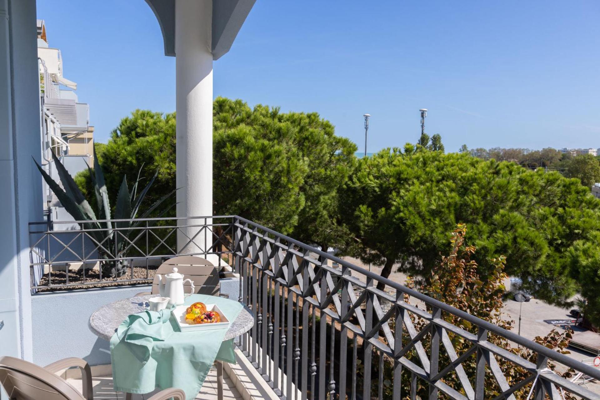 Hotel Ambrosiana Misano Adriatico Esterno foto