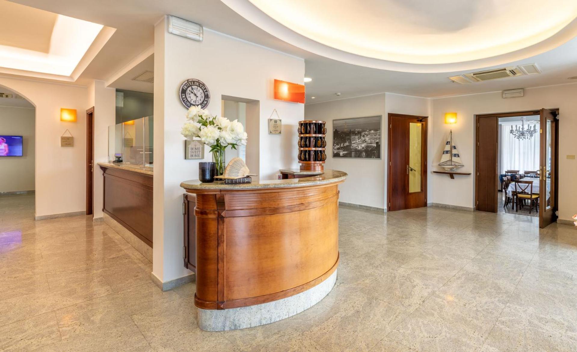 Hotel Ambrosiana Misano Adriatico Esterno foto