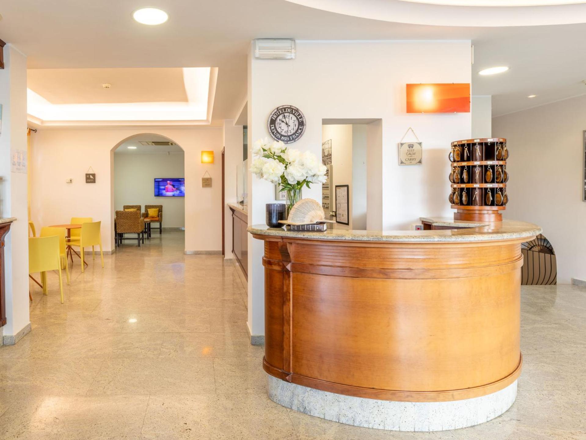 Hotel Ambrosiana Misano Adriatico Esterno foto
