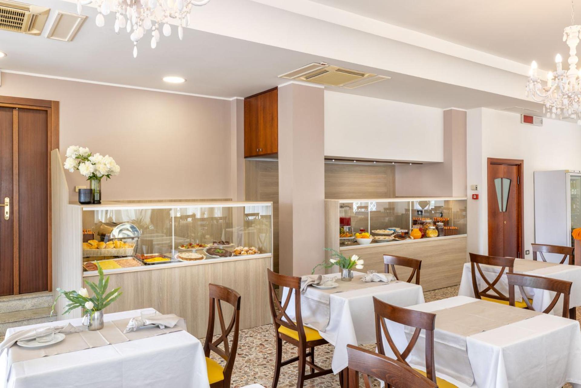 Hotel Ambrosiana Misano Adriatico Esterno foto