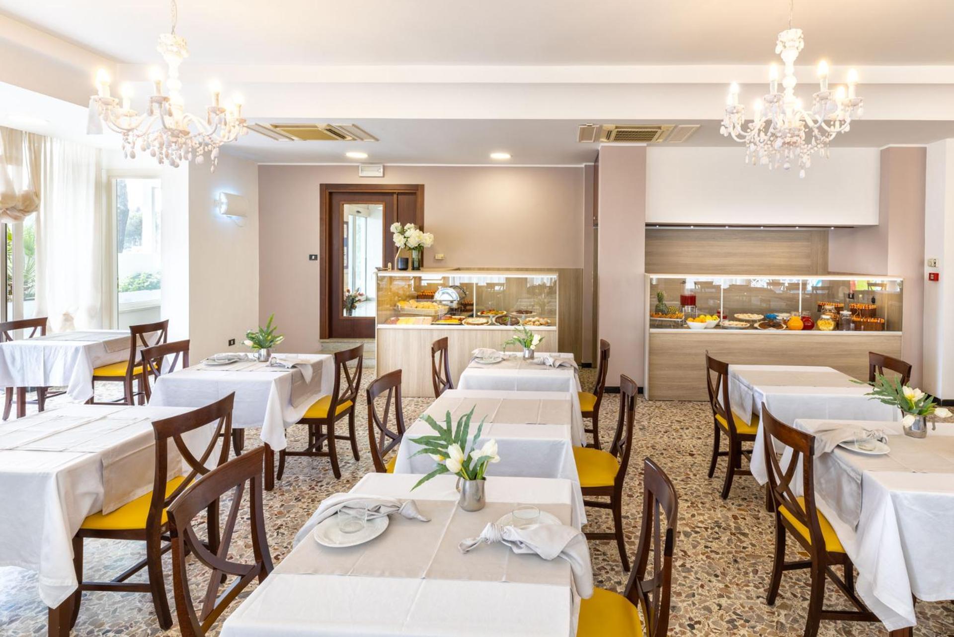 Hotel Ambrosiana Misano Adriatico Esterno foto