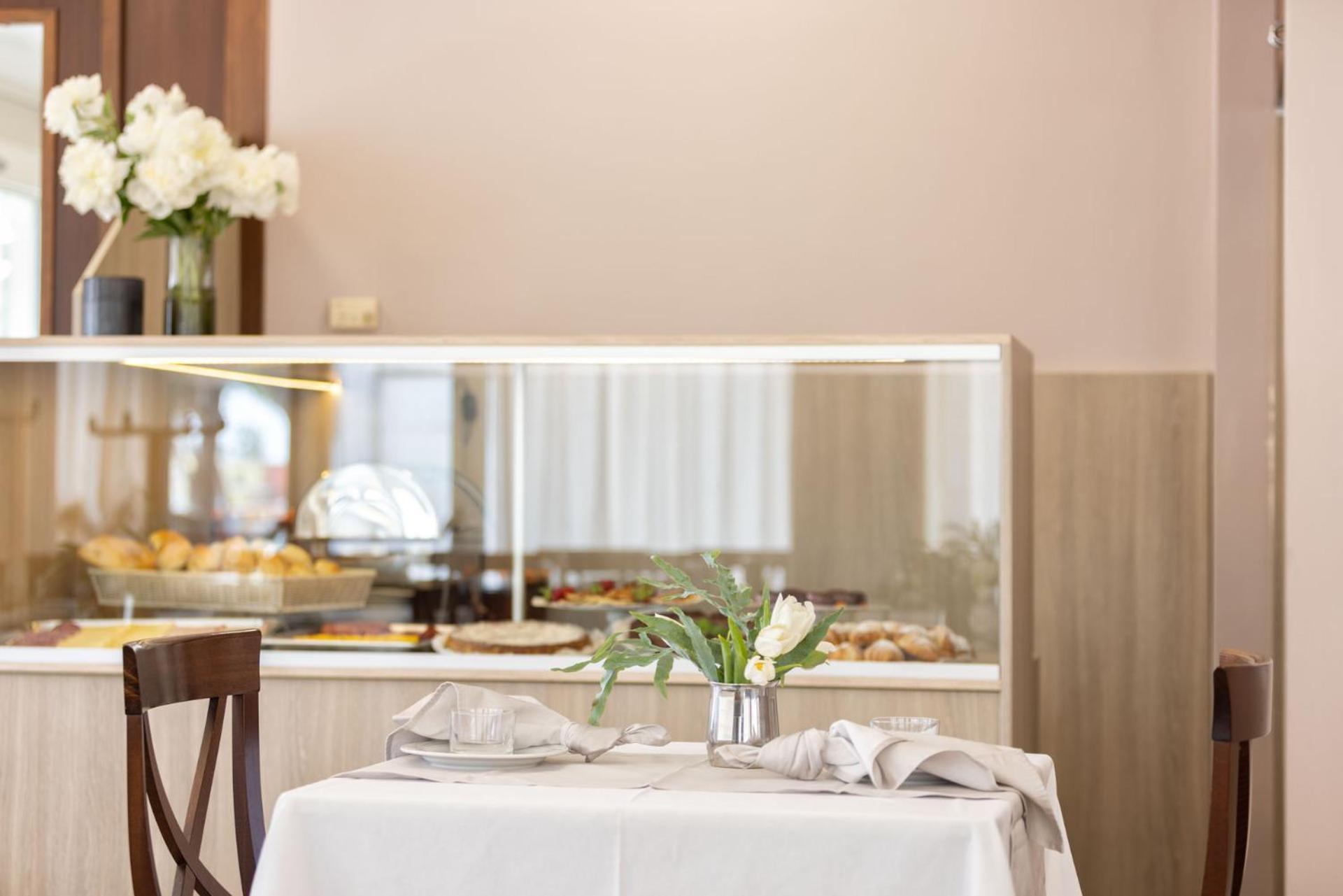 Hotel Ambrosiana Misano Adriatico Esterno foto