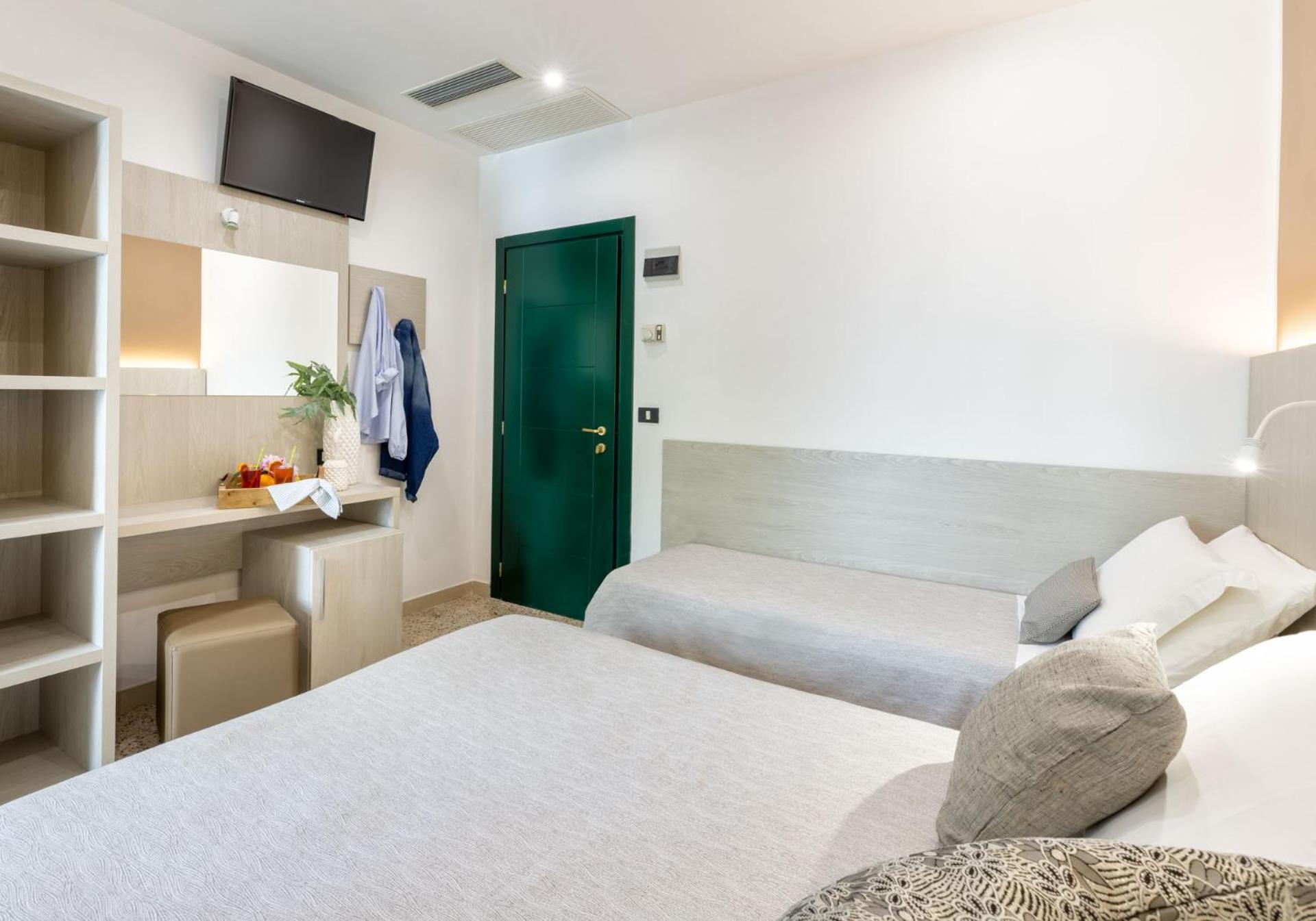 Hotel Ambrosiana Misano Adriatico Esterno foto