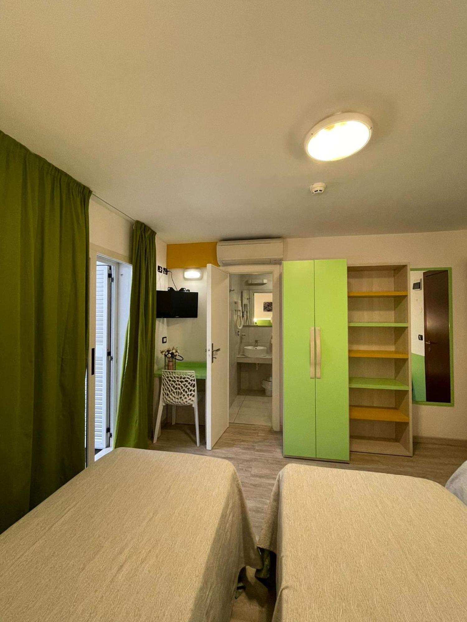 Hotel Ambrosiana Misano Adriatico Esterno foto