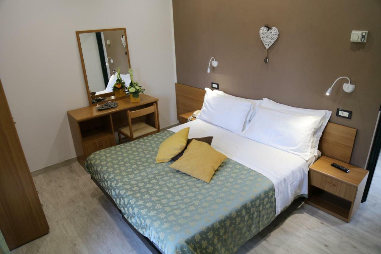 Hotel Ambrosiana Misano Adriatico Esterno foto