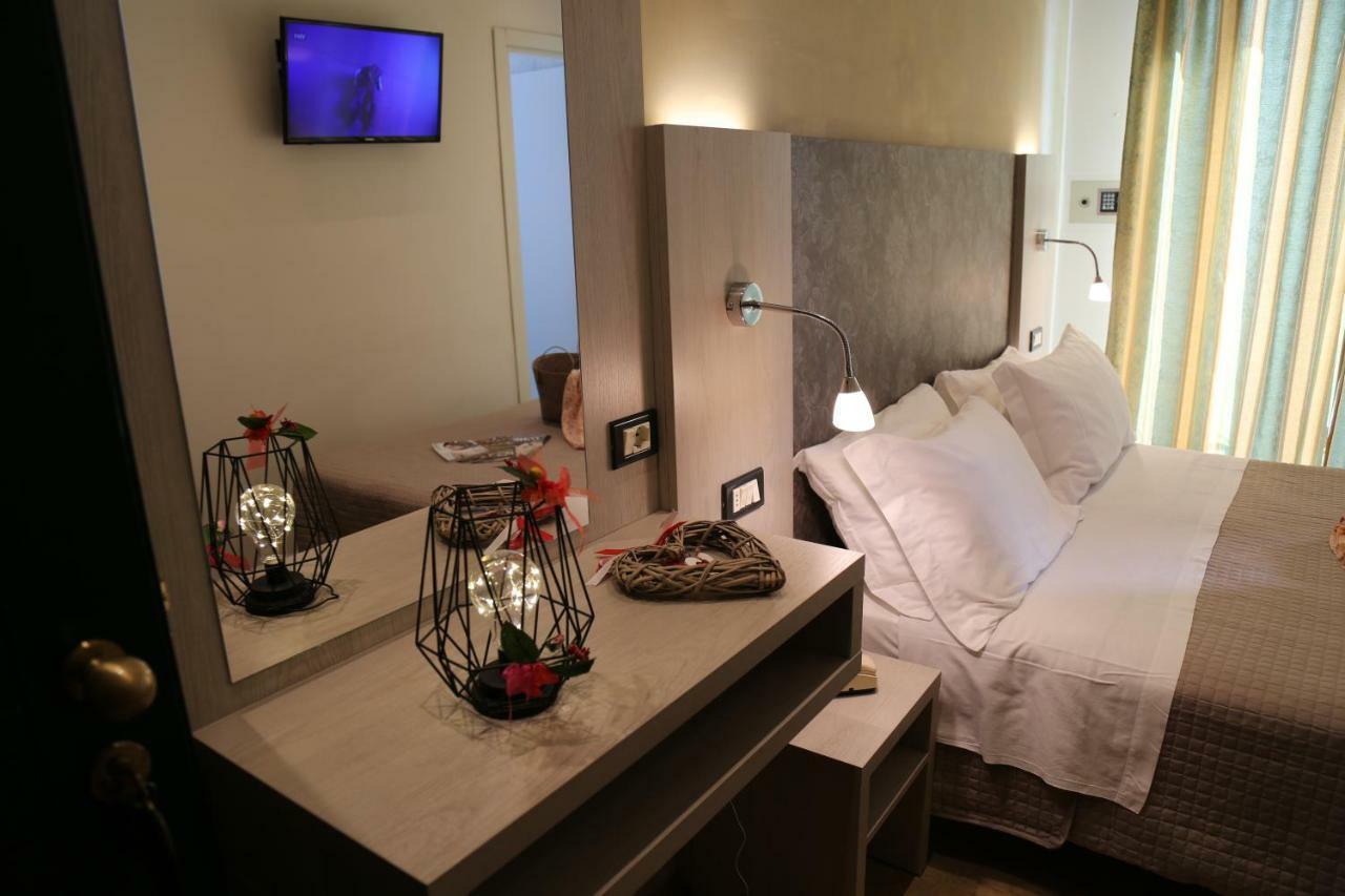 Hotel Ambrosiana Misano Adriatico Esterno foto