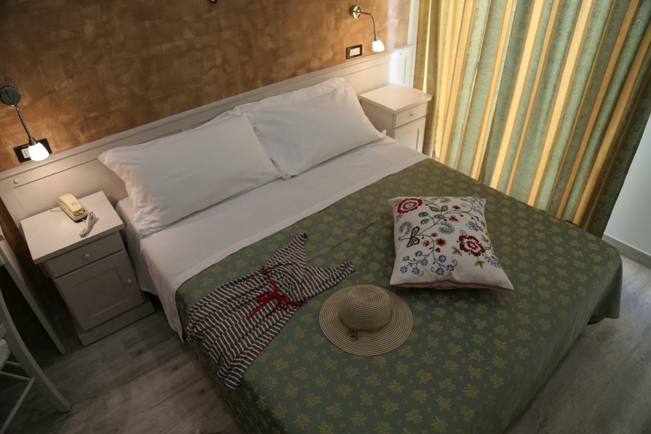 Hotel Ambrosiana Misano Adriatico Esterno foto