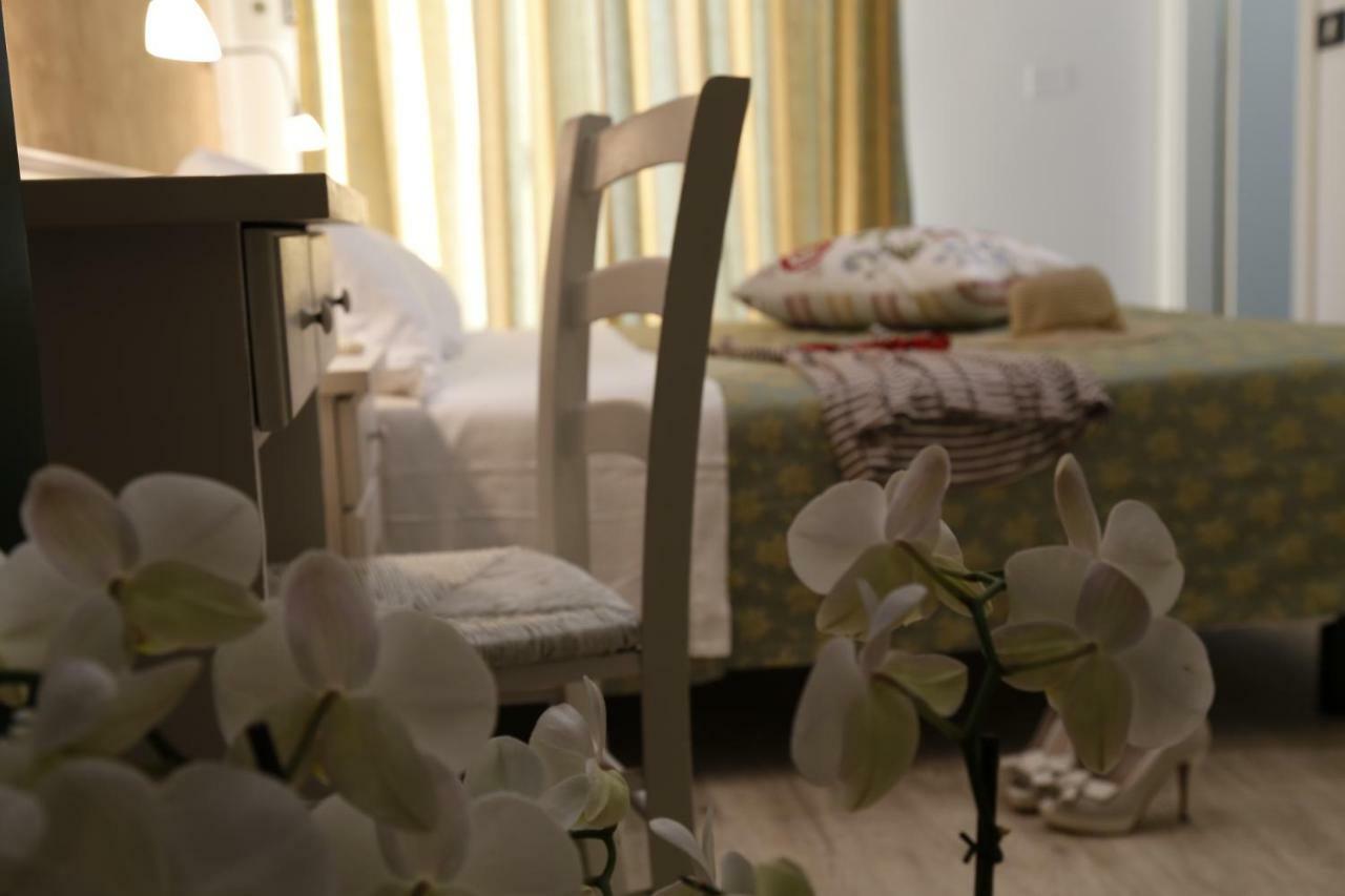 Hotel Ambrosiana Misano Adriatico Esterno foto