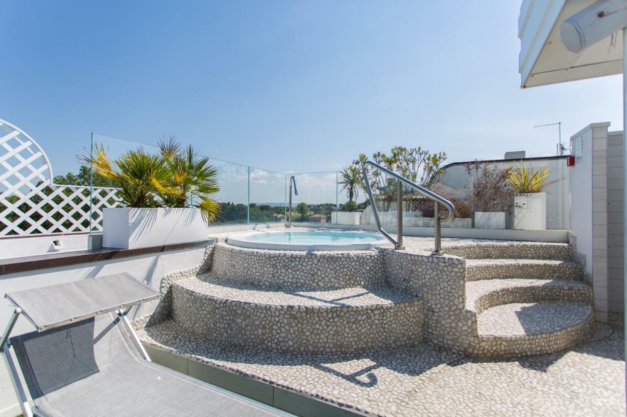 Hotel Ambrosiana Misano Adriatico Esterno foto