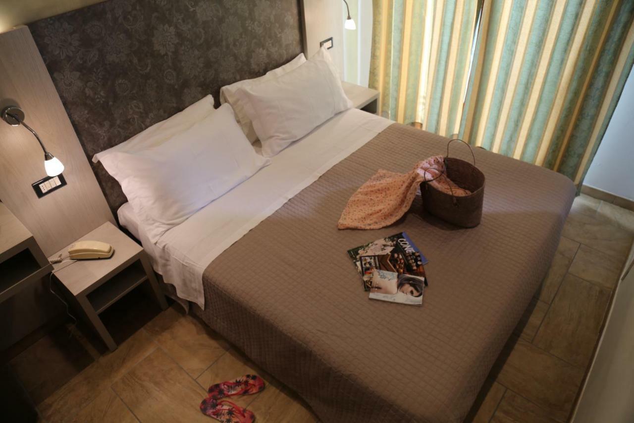 Hotel Ambrosiana Misano Adriatico Esterno foto