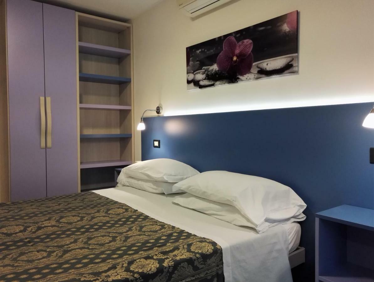 Hotel Ambrosiana Misano Adriatico Esterno foto