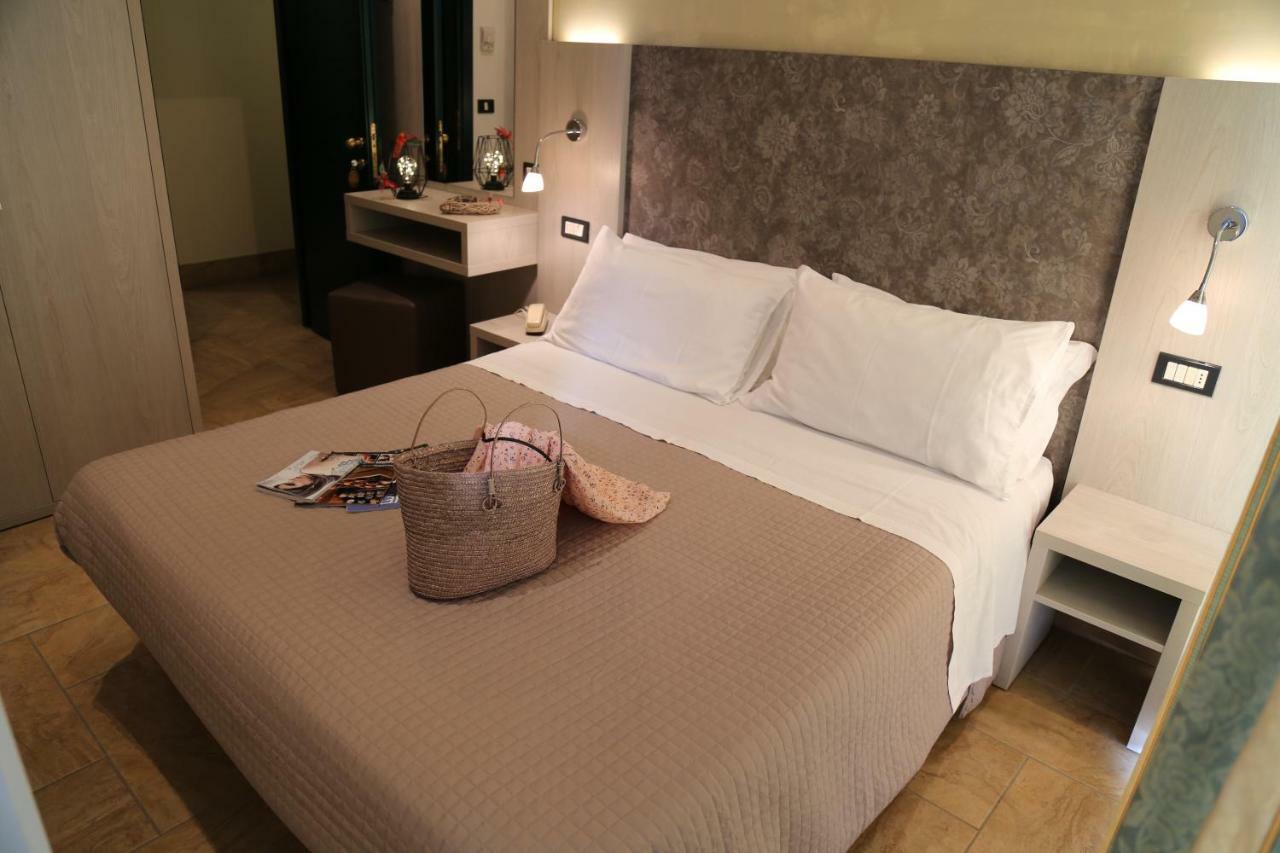 Hotel Ambrosiana Misano Adriatico Esterno foto
