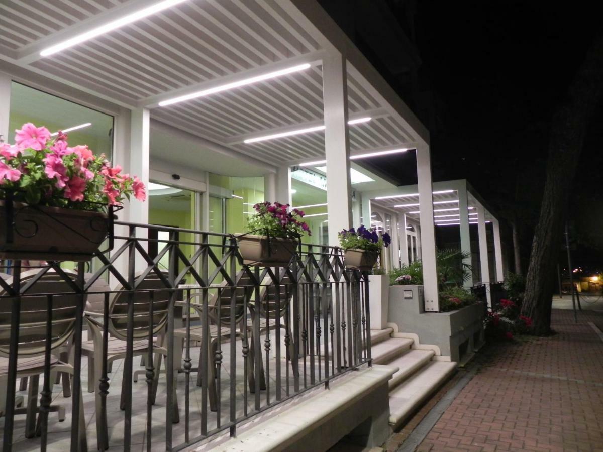 Hotel Ambrosiana Misano Adriatico Esterno foto